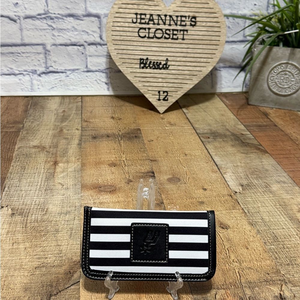 New Barrington Gifts San Antonio Spurs Glasses Case 
New and unused 
Spurs print